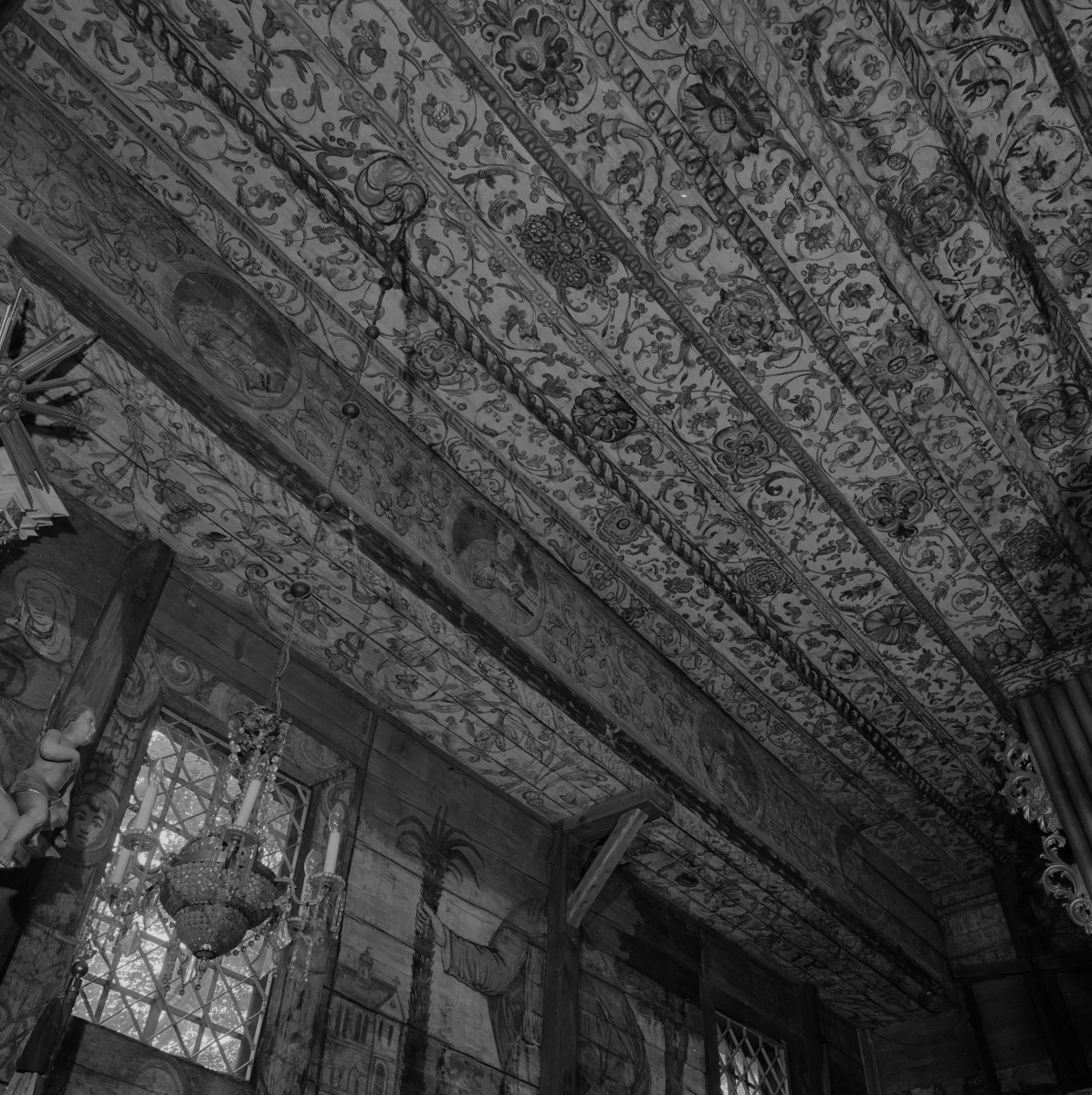 kościół pw. św. Michała Archanioła - wnetrze - nawa główna - strop i fragment południowej ściany - fragment polichromii, skan 1