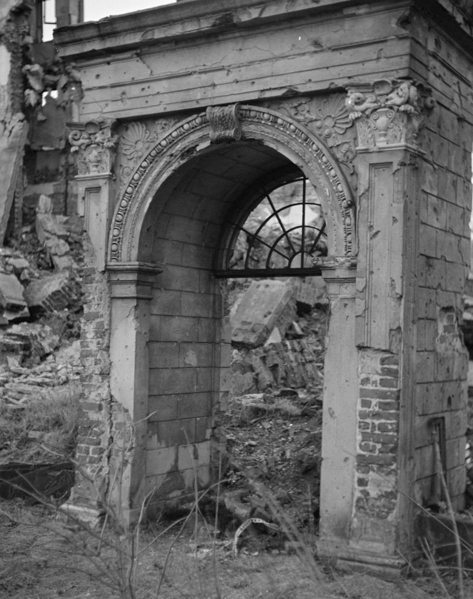 Ogród Krasińskich. Zniszczona bramka (?)., skan 1