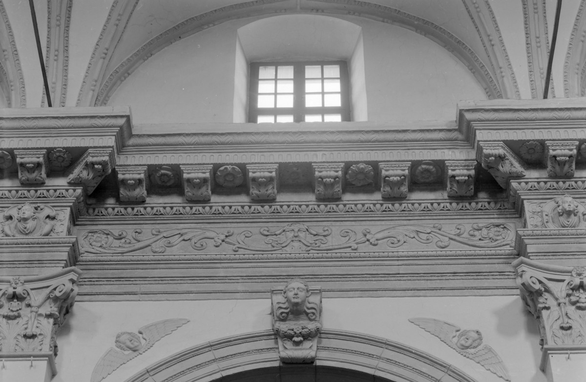 katedra Zmartwychwstania Pańskiego i św. Tomasza Apostoła - wnętrze: fragment gzymsowanie nawy głównej, skan 1