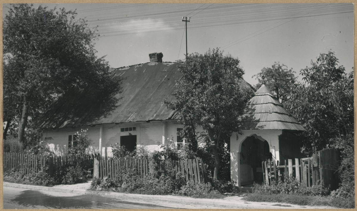 Kapliczka drewniana obok chaty, skan 1