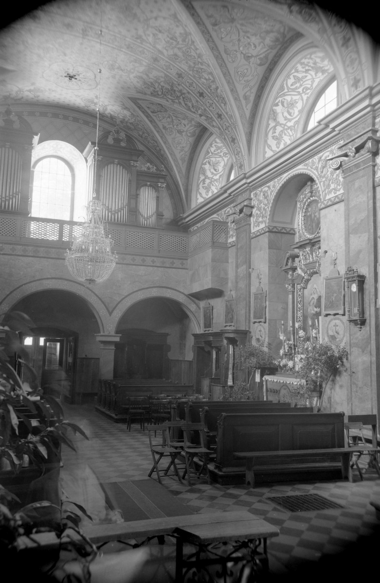 Kościół klasztorny p.w. Matki Boskiej Anielskiej - wnętrze: empora z prospektem organowym, skan 1