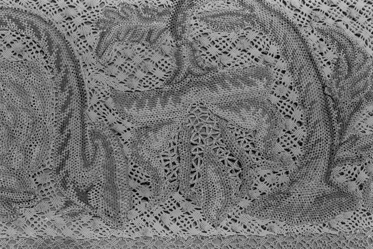 Skarbiec Katedralny - Ornat koronkowy. Haft Polski. XVIII. Fragment kolumny, góra., skan 1