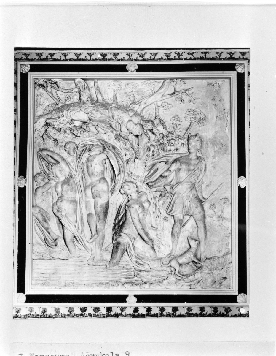 Łazienki Królewskie. Pałac na Wodzie. Pokój kąpielowy. Relief "Akteon i Diana". Scena mitologiczna z "Metamorfoz" Owidiusza. (1945)
, skan 1
