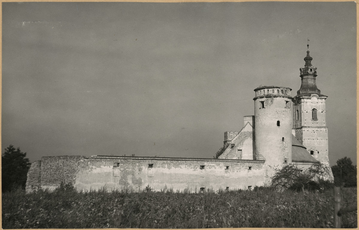 Zespół opactwa cystersów - widok od płd. - wsch. na wieże -  Krakowską i Muzyczną oraz fragment przyległych budynków gospodarczych , skan 1