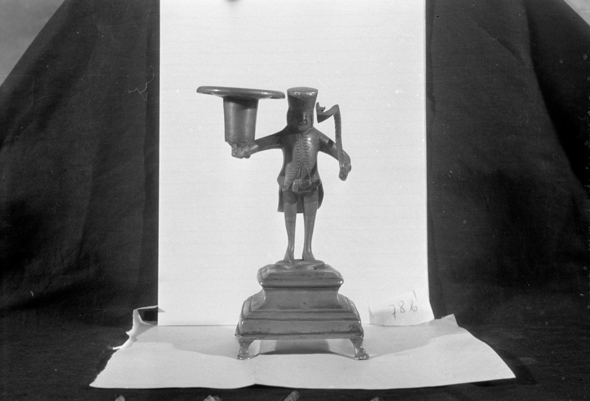 Muzeum Narodowe w Warszawie, lichtarzyk cynowy przedstawiający górnika XVIII/XIX w, wys 180 mm, skan 1