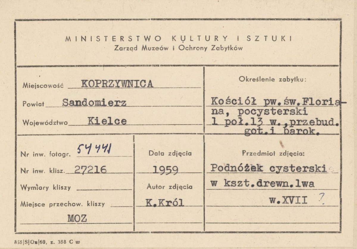 Zespół klasztorny - kościół, wnętrze, drewniany podnóżek w kształcie lwa - metryczka, skan 1