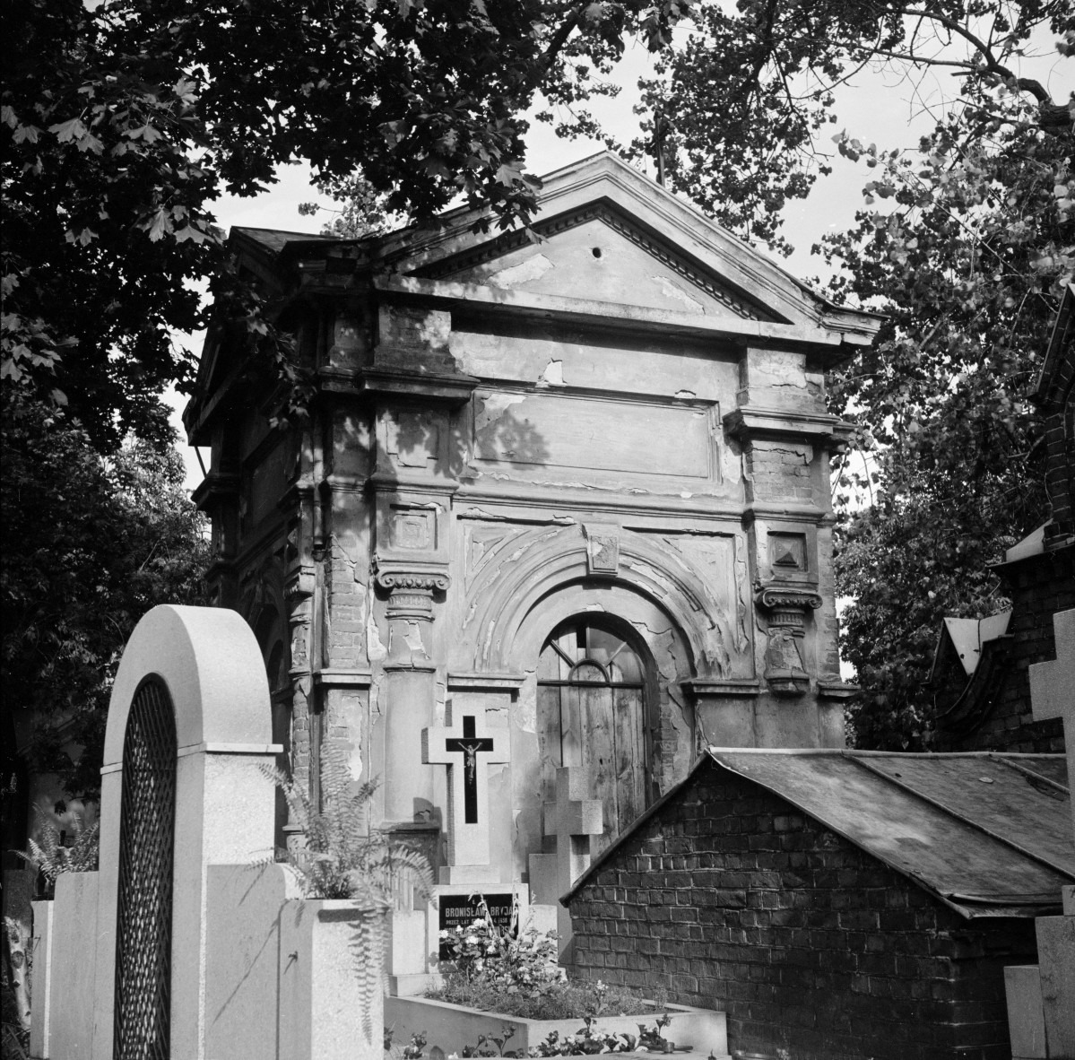 cmentarz - grobowiec Kaczorowskich, skan 1