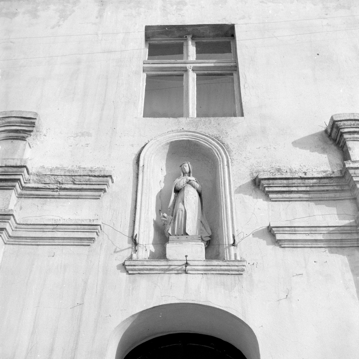 kościół Świętej Trójcy - elewacja, wnęka nad portalem, skan 1