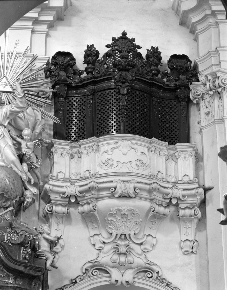 sanktuarium św. Jadwigi Śląskiej - kościół: fragment chóru boczny w nawie głównej, skan 1