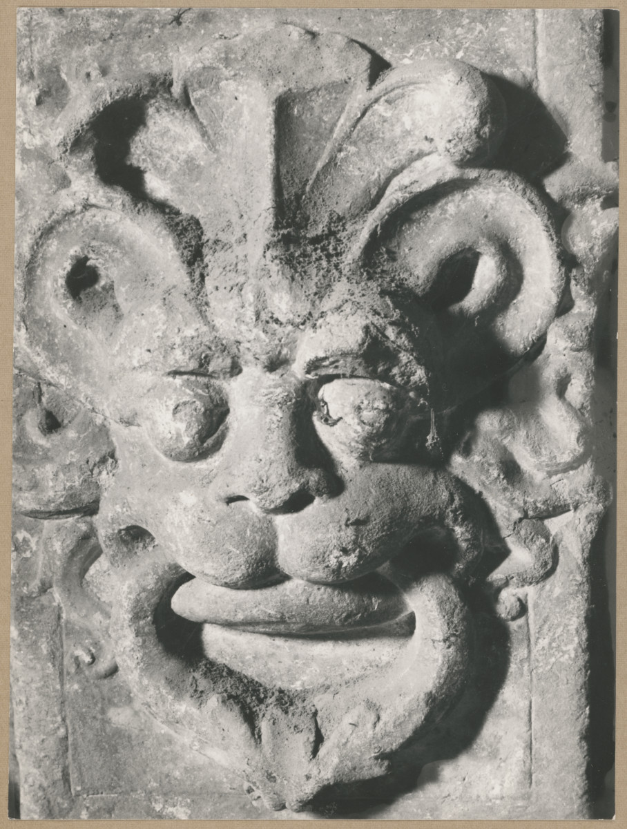 Kaplica Firlejów - portal - fragment dekoracji - maszkaron, skan 1