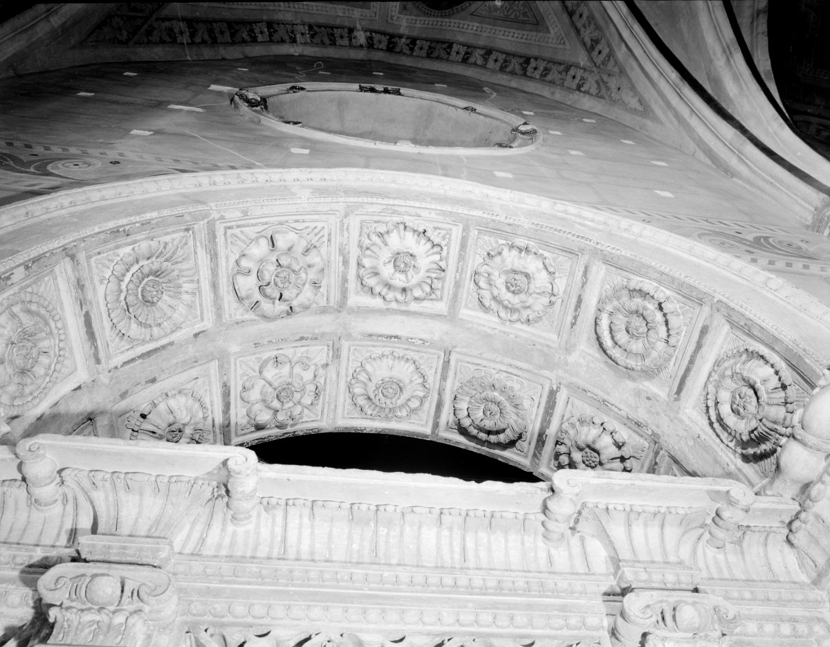 kościół pw. św. Mikołaja - Kaplica Firlejów - wnętrze - arkada wejściowa z bramą - archiwolta, skan 1