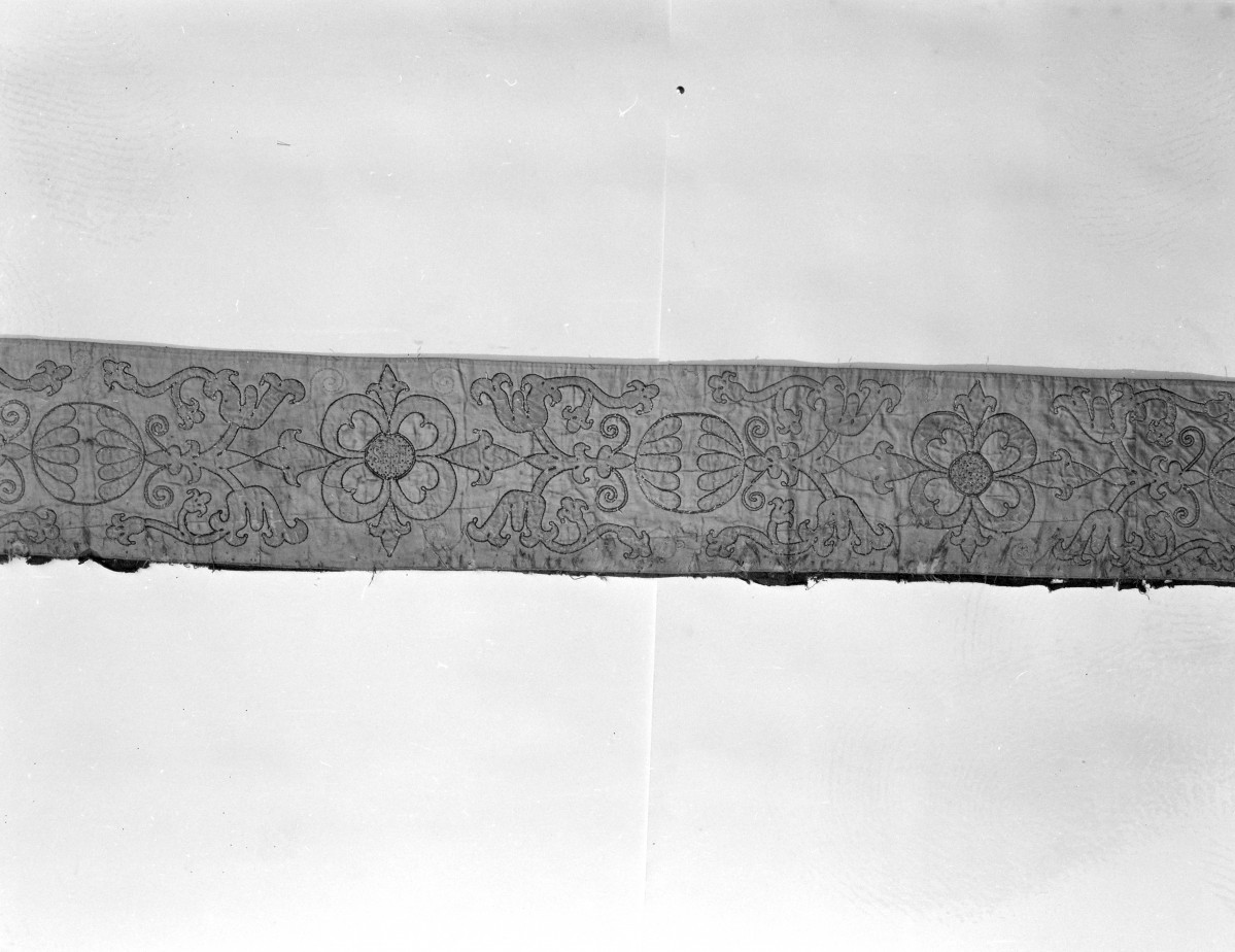 klasztor Benedyktynek - zbiory - materiał z haftem - fragment, skan 1