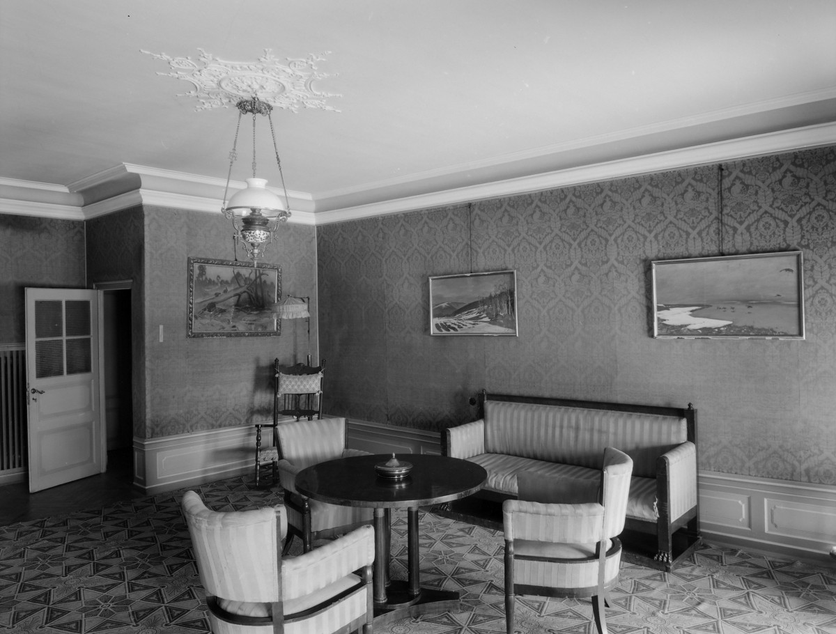 zamek magnacki Lubomirskich i Potockich - wnętrze - piętro II - Pokój 58 /Salon Biedermeier/, skan 1