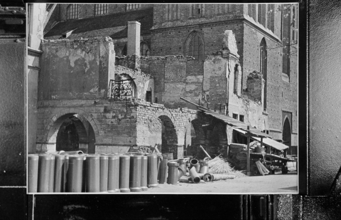 kamienica obok ratusza - elewacja, skan 1