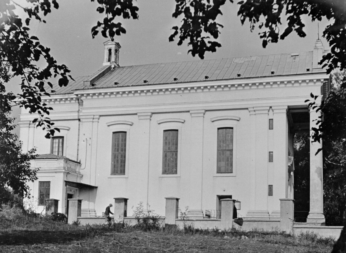 kościół parafialny - elewacja boczna, skan 1