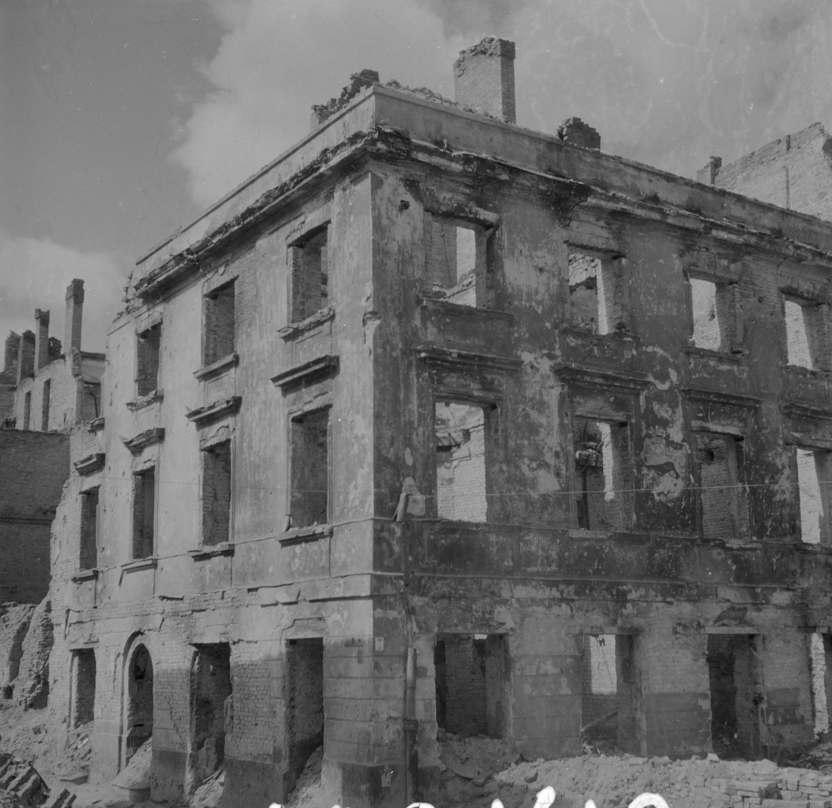 Zniszczone elewacje kamienicy. Narożnik budynku., skan 1