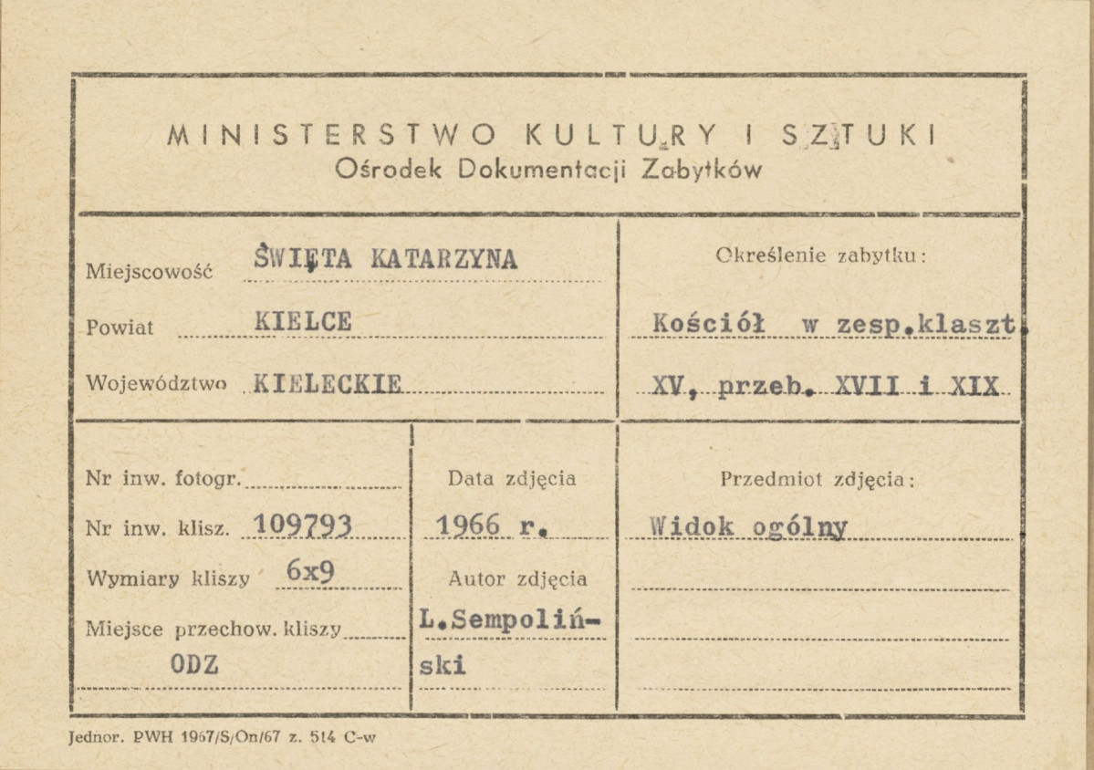 Zespół klasztorny - widok od strony płd. - zach. na kościół - metryczka, skan 1