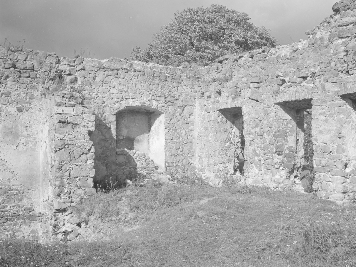 ruiny dworu - frament wnętrza I piętra, skan 1