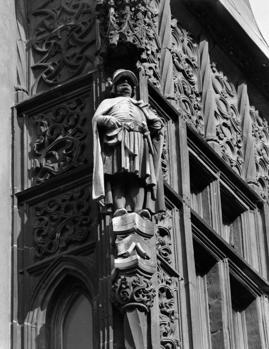 Ratusz - elewacja południowa, wykusz późnogotycki z figurami, skan 1