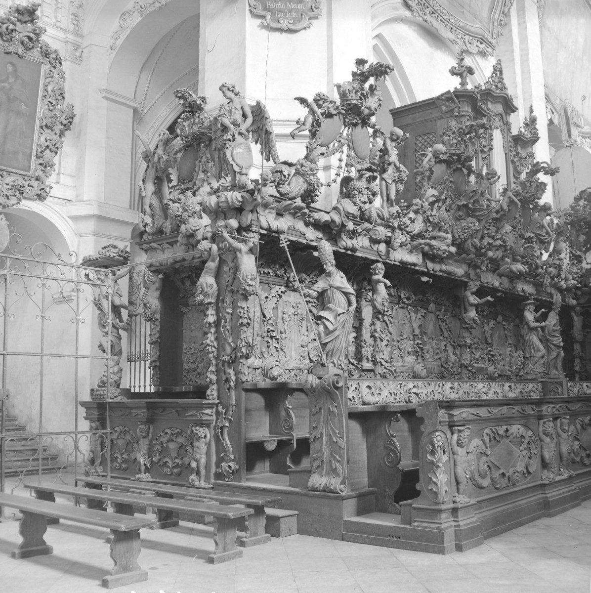 opactwo Cystersów - kościół pw. Wniebowzięcia Najświętszej Maryii Panny i św. Jana Chrzciciela - wnętrze - prezbiterium - stalle - fragment, skan 1