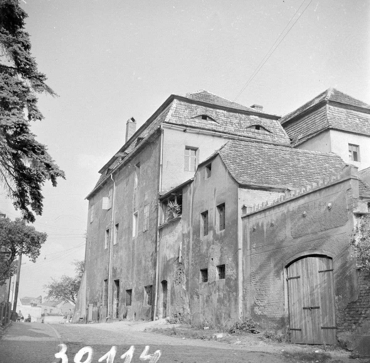 kamienice - elewacja frontowa, brama wjazdowa, skan 1