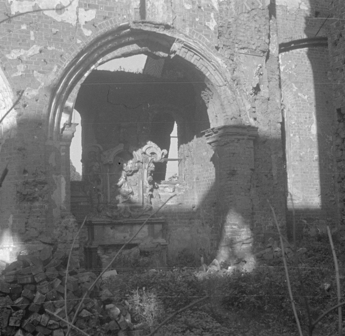katedra - zniszczenia, ołtarz, skan 1