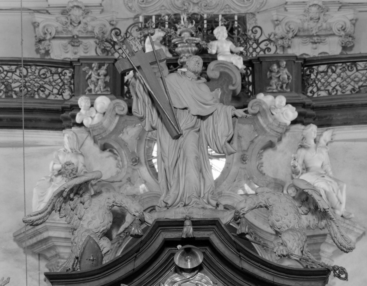 kościół, ob. parafialny pw. Wniebowzięcia Najświętszej Marii Panny - wnętrze: zwieńczenie portalu łączącego stalle, skan 1
