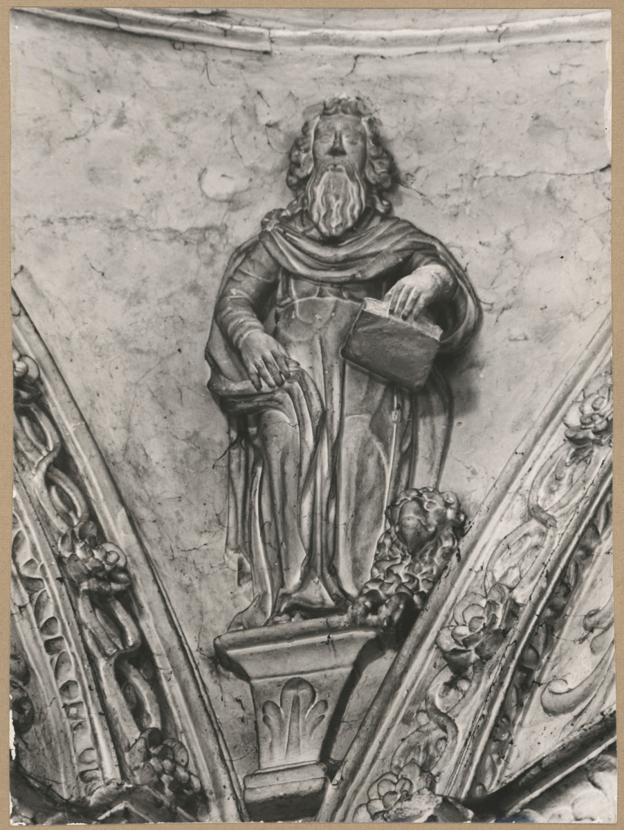  Zespół klasztorny Dominikanów - kościół, wnętrze, fragment stiukowej dekoracji kopuły kaplicy Męczenników , skan 1