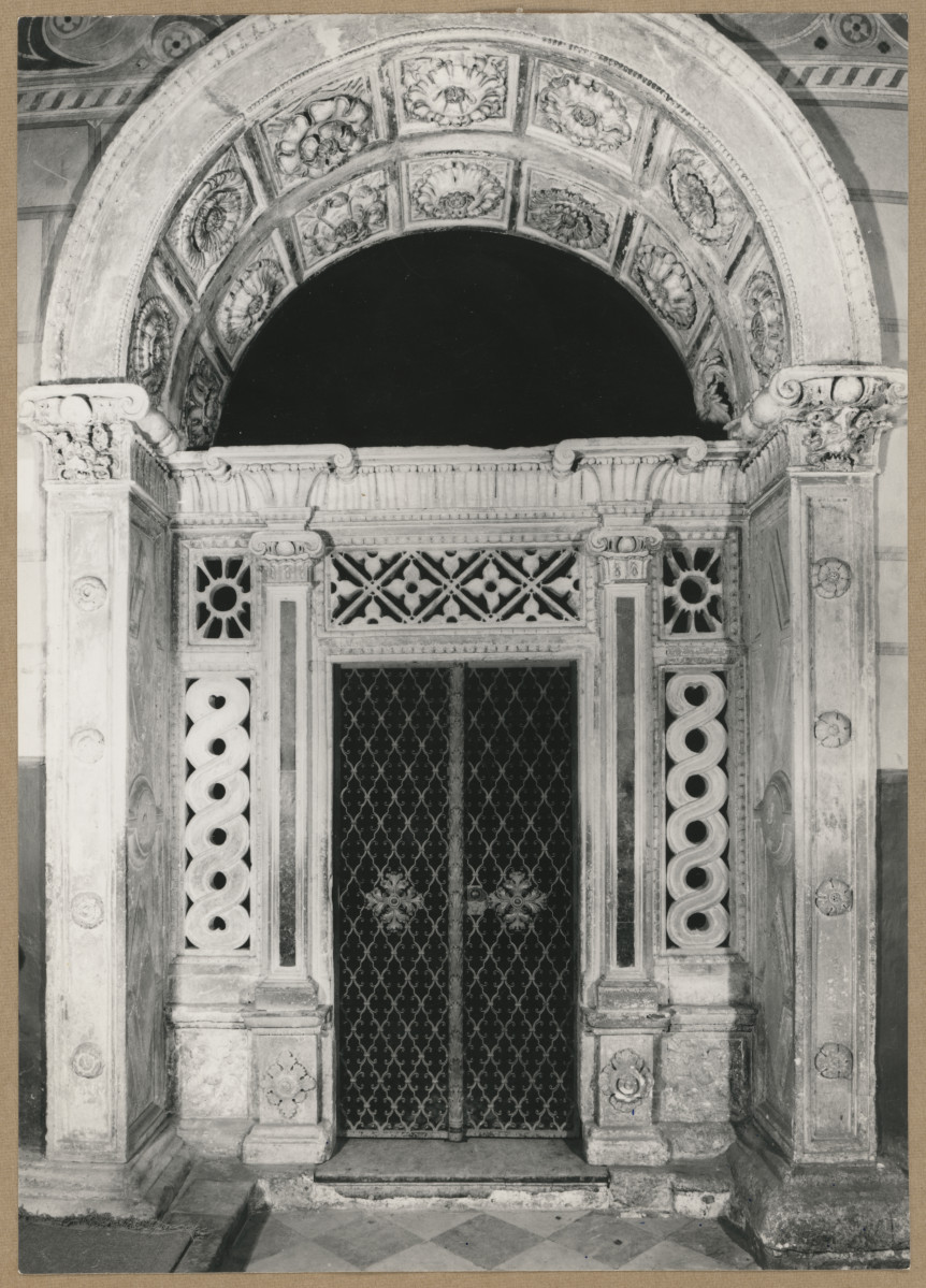 widok portalu Kaplicy Firlejów, skan 1