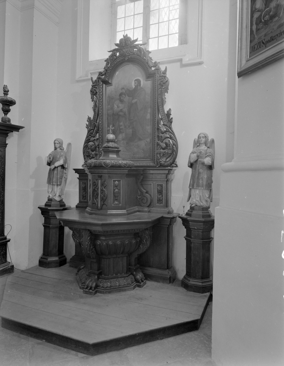 Kościół pw. NMP i św. Mikołaja - wnętrze: chrzcielnica., skan 1