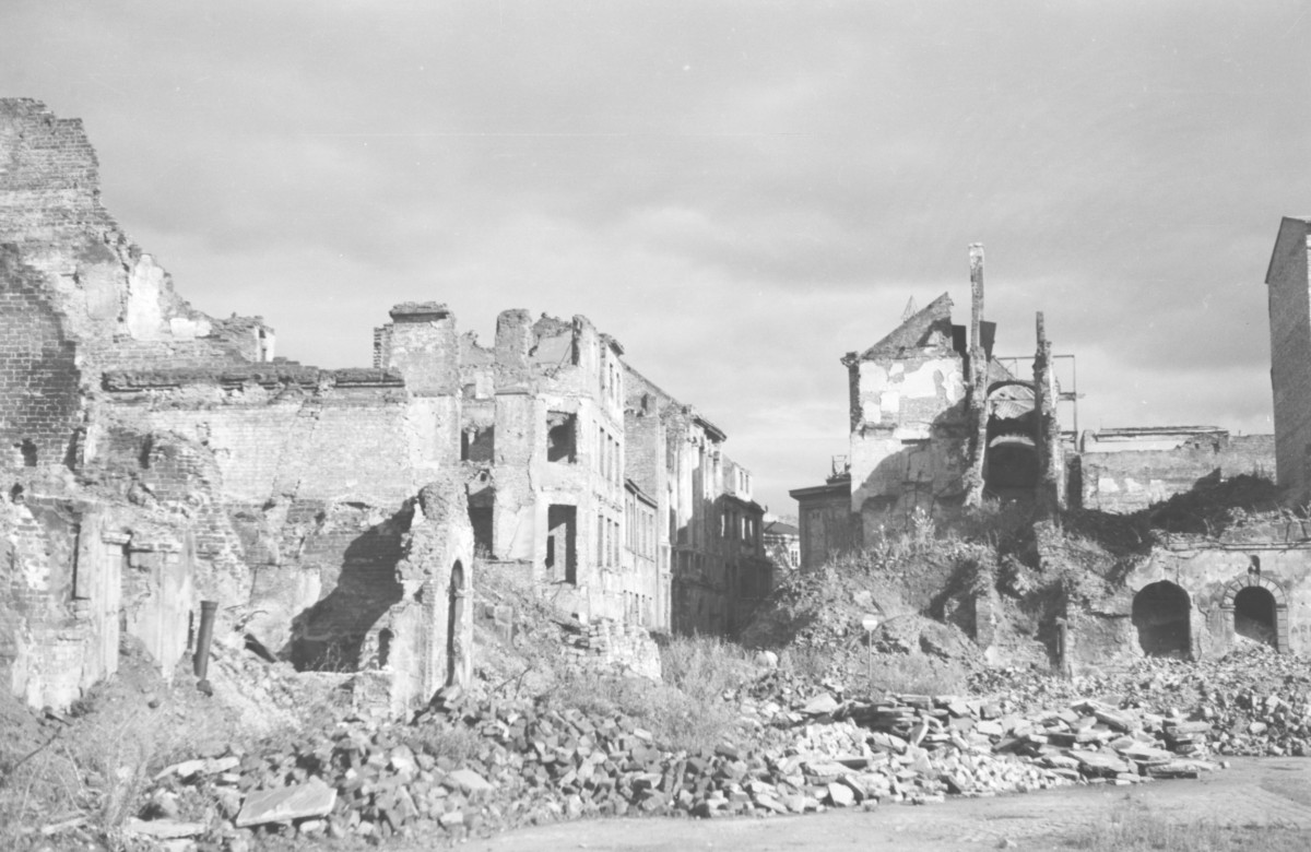 Zniszczone kamienice u zbiegu ul. Jezuickiej., skan 1