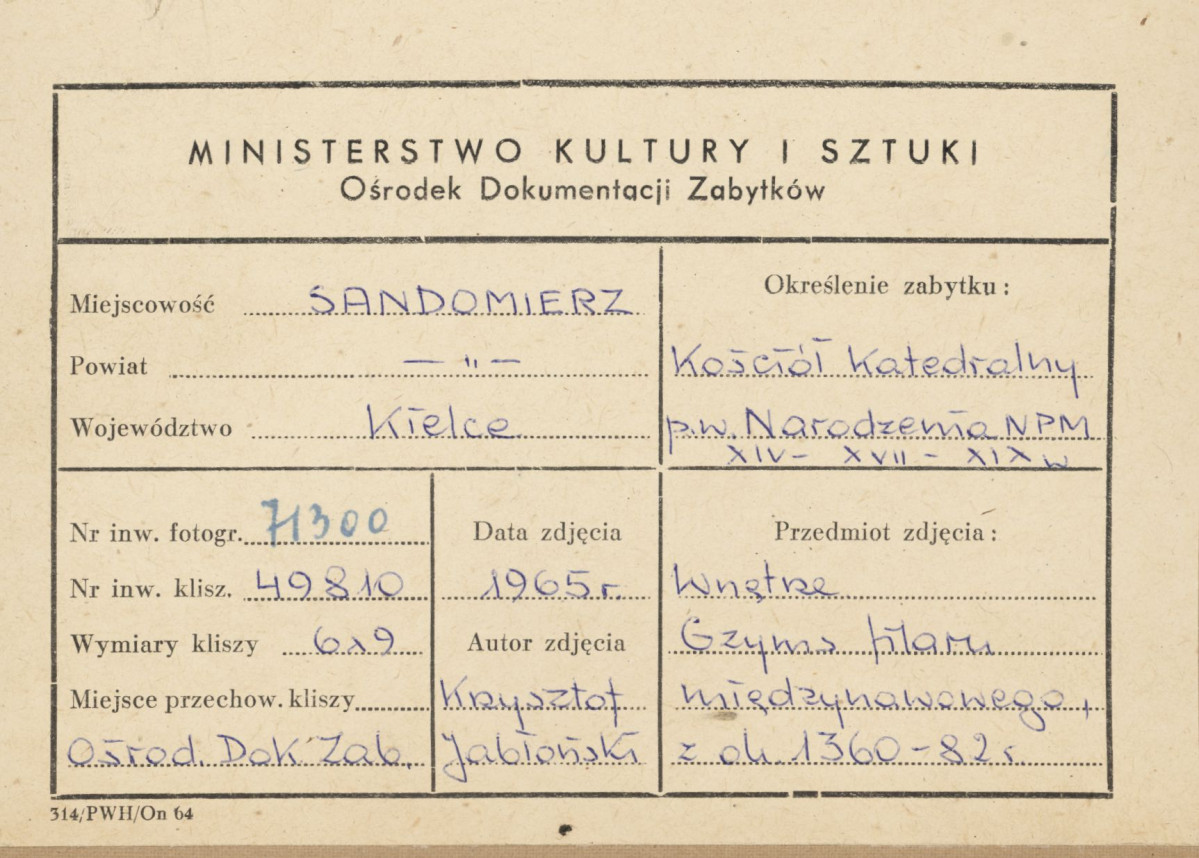  Katedra - wnętrze, widok na głowicę służki i gzyms filaru międzynawowego - metryczka, skan 1