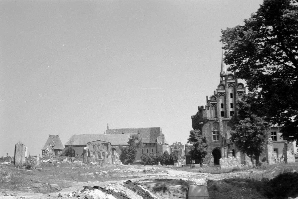 miasto w ruinie - ratusz , skan 1