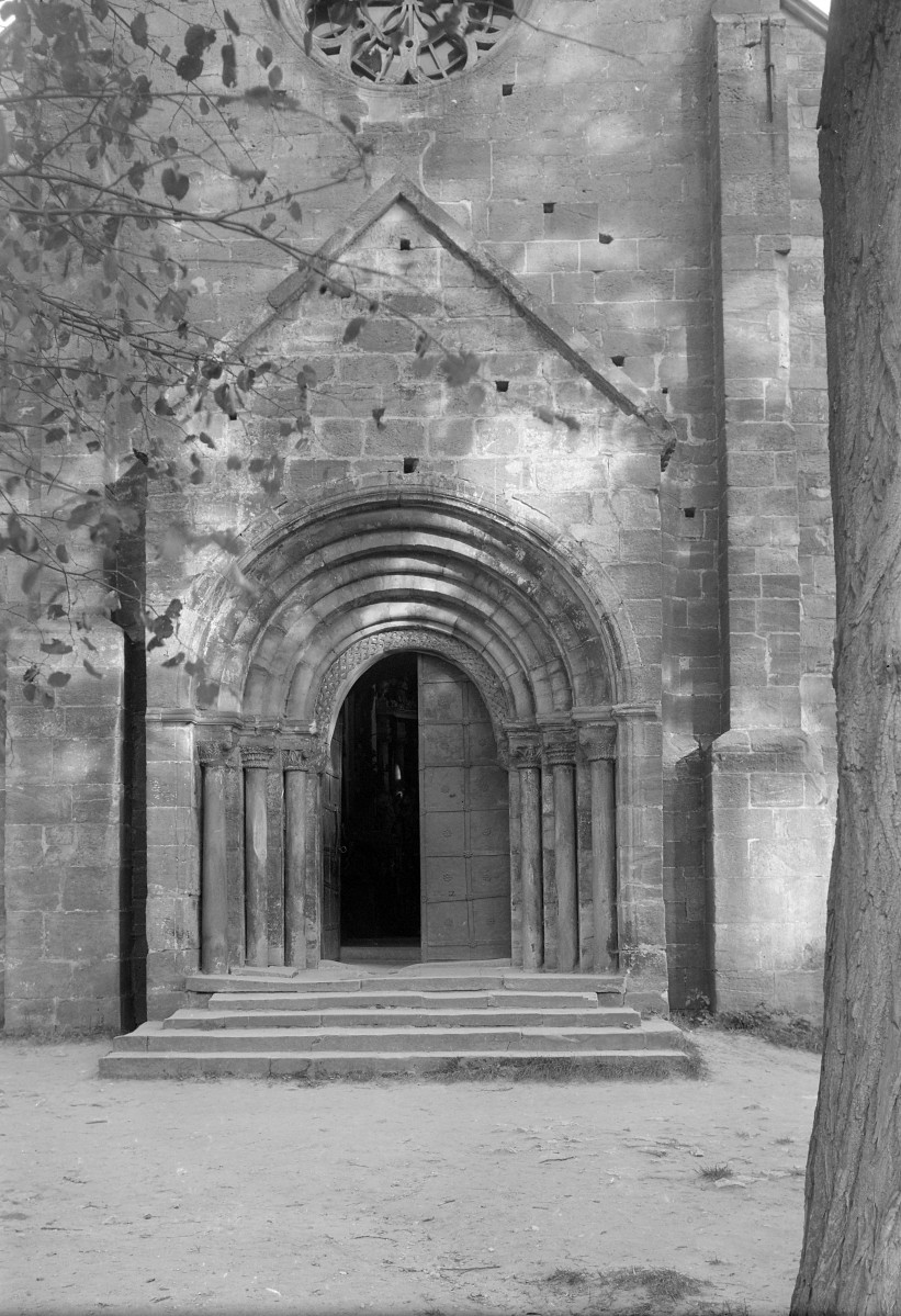 opactwo cystersów - kościół - portal, skan 1