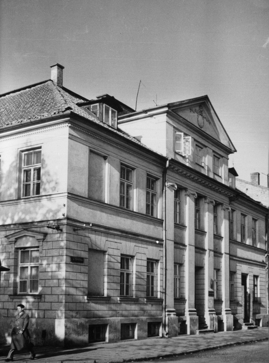 Dom pod Opatrznością, ob. Biblioteka im. Zielińskich - front, skan 1