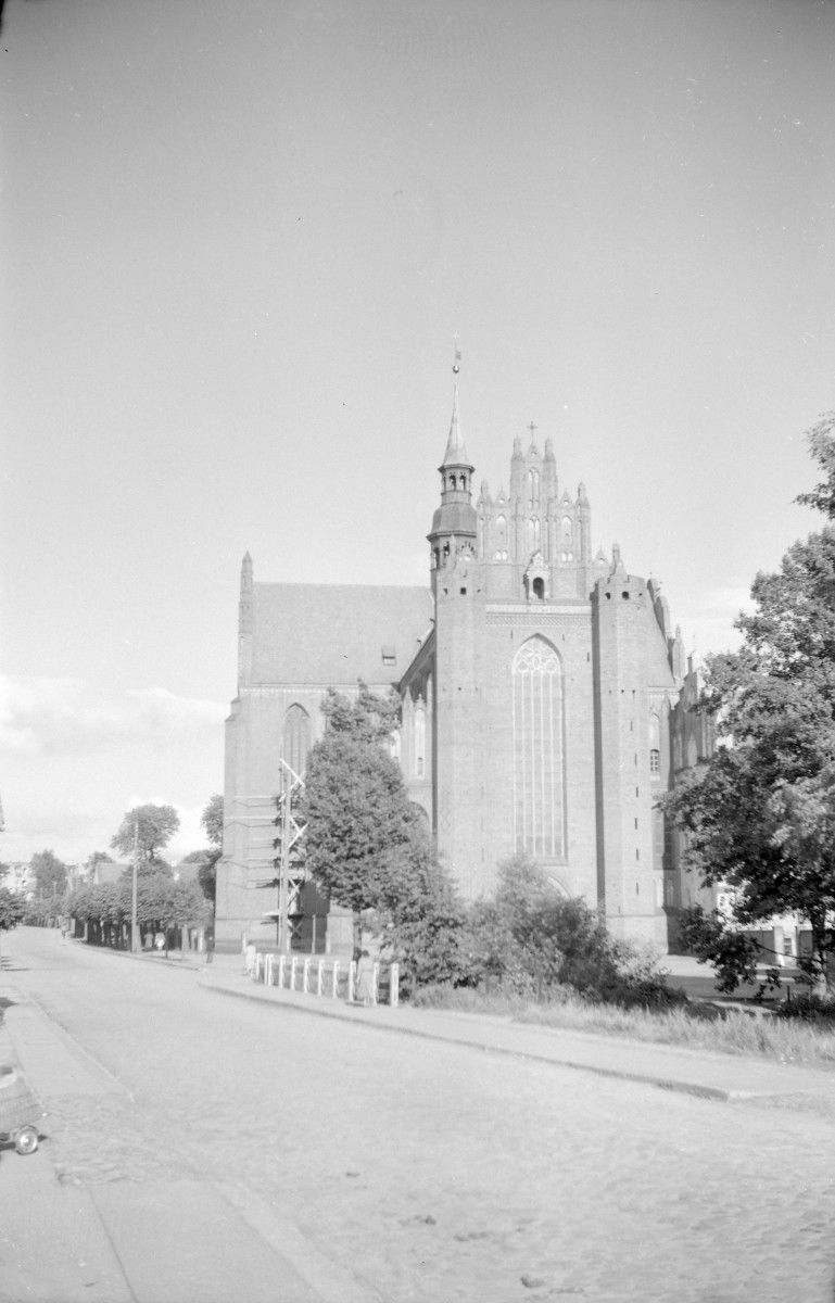 kościół, ob. katedra pw. Najświętszej Marii Panny - elewacja zachodnia, skan 1