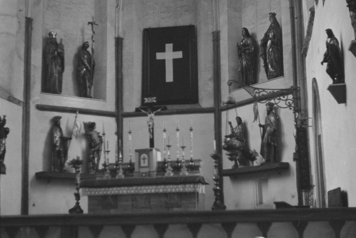 kościół pw. Matki Bożej - ołtarz, prezbiterium, skan 1