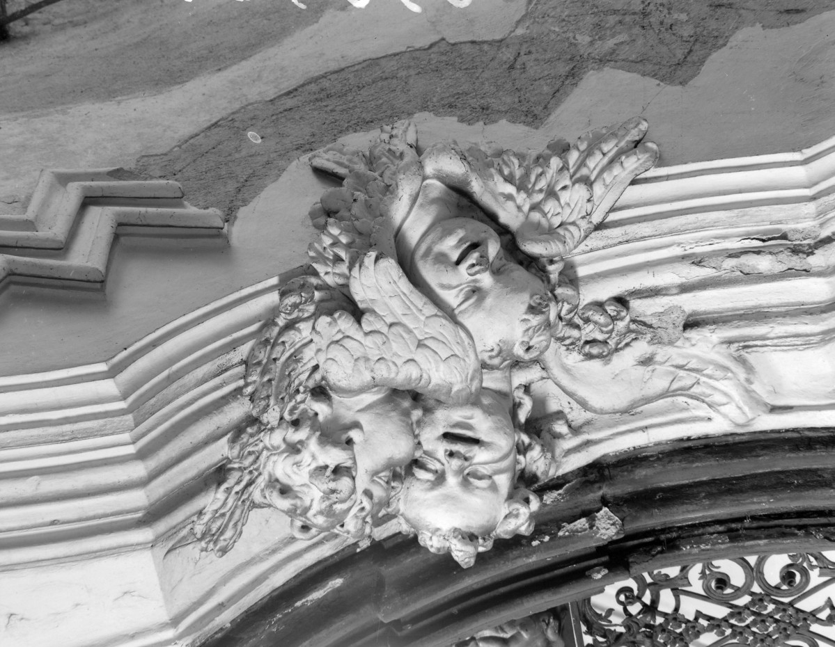 klasztor Benedyktynek - kościół pw. Wniebowzięcia Najświętszej Maryi Panny - wnętrze - transept - dekoracje gzymsowania, skan 1