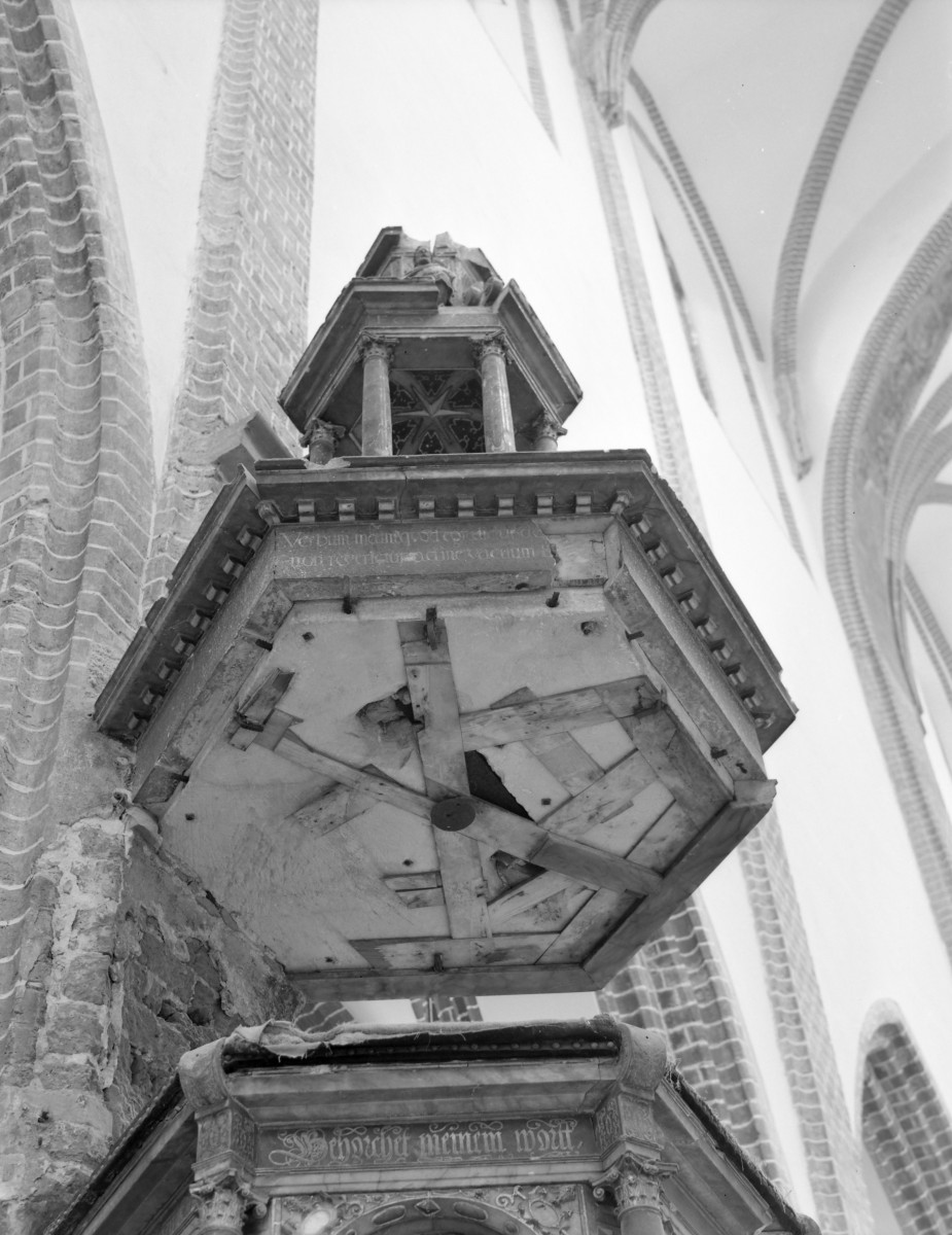 kościół pw. św. Marii Magdaleny, ob. katedra polskokatolicka - wnętrze: ambona fragment, skan 1