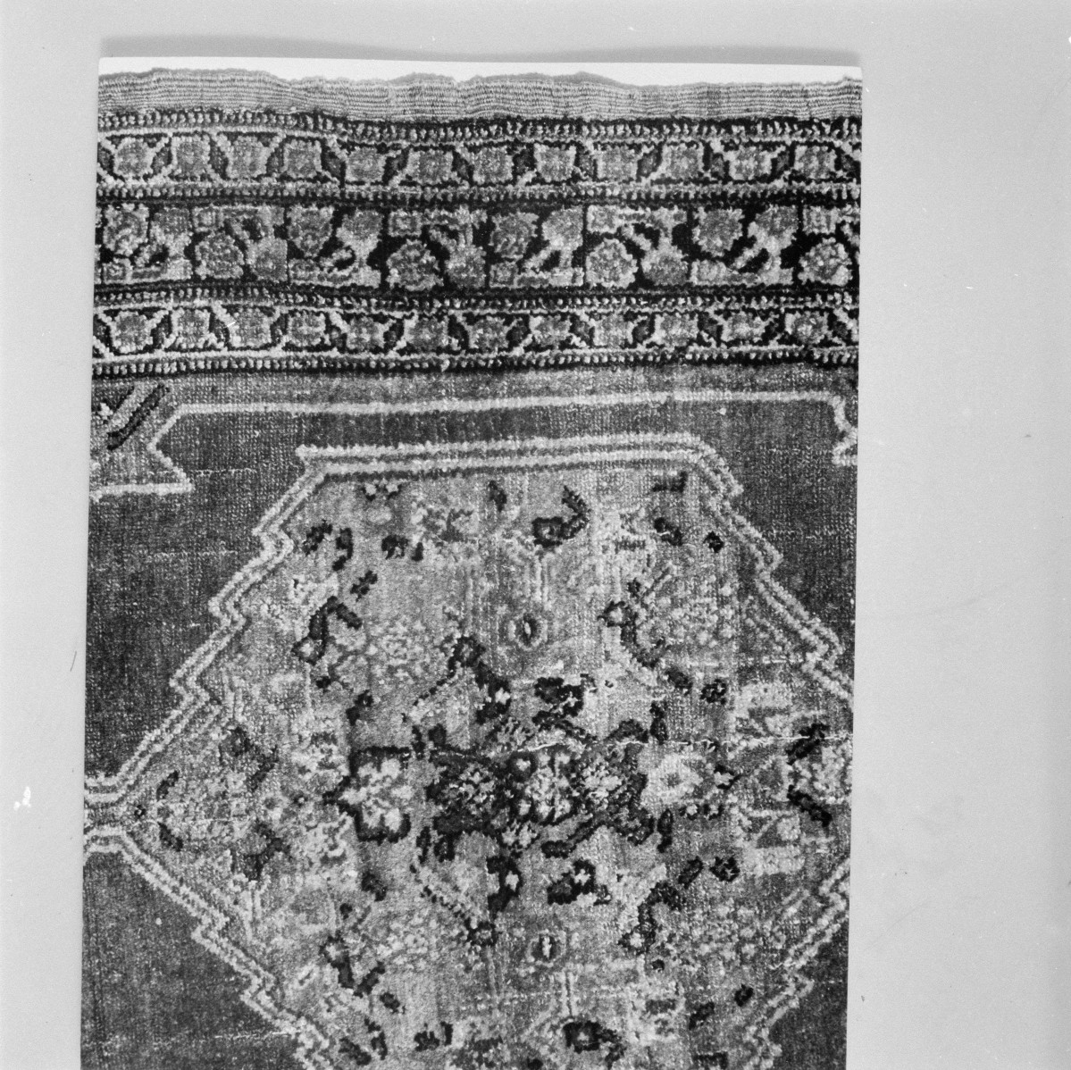 Muzeum Narodowe - Kobierzec modlitewny "Senne" - XIX wiek. Fragment medalionu i bordiury., skan 1