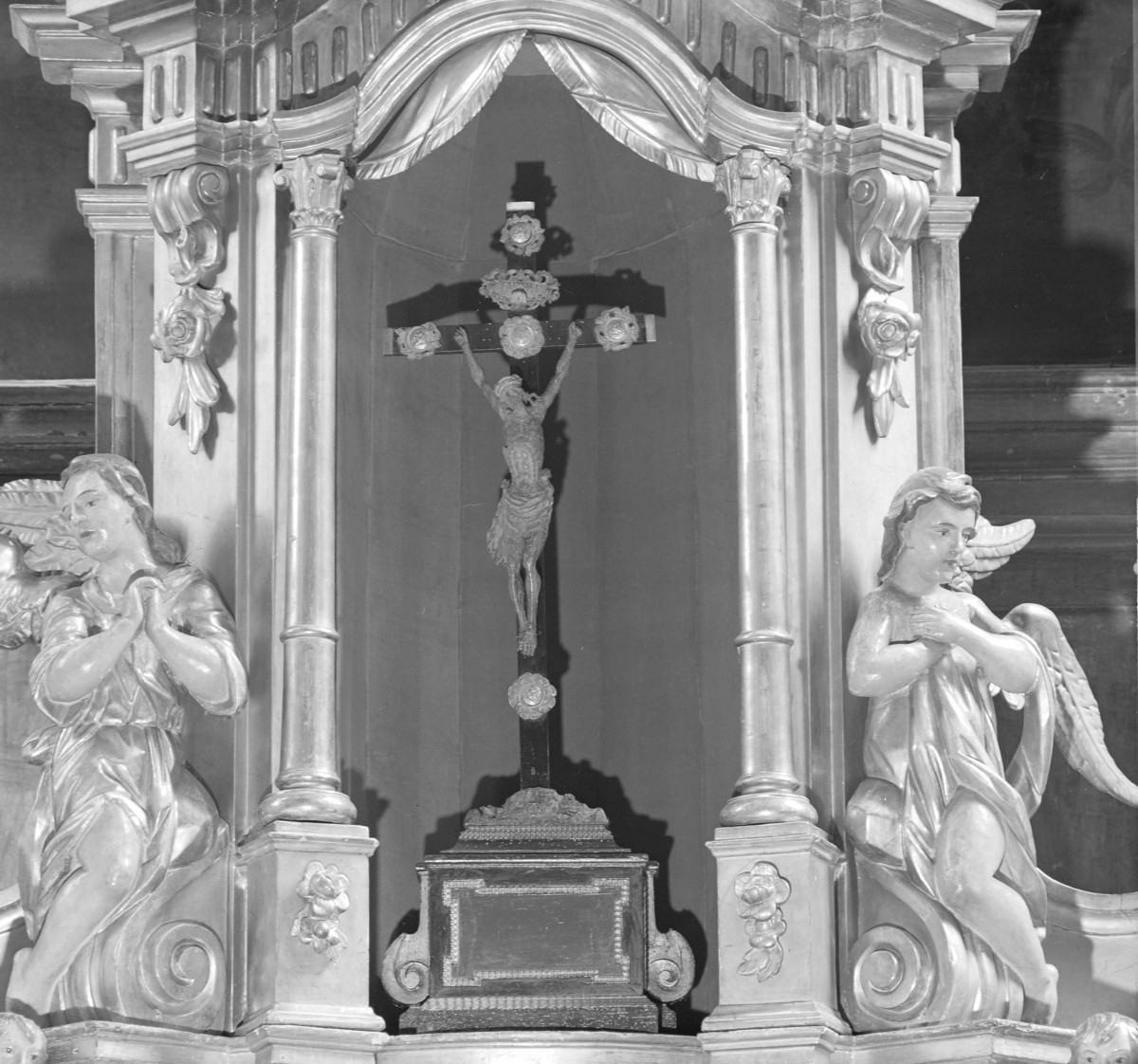 Kościół Wniebowzięcia Najświętszej Maryi Panny - wnętrze. Ołtarz główny z krzyżem ołtarzowym., skan 1