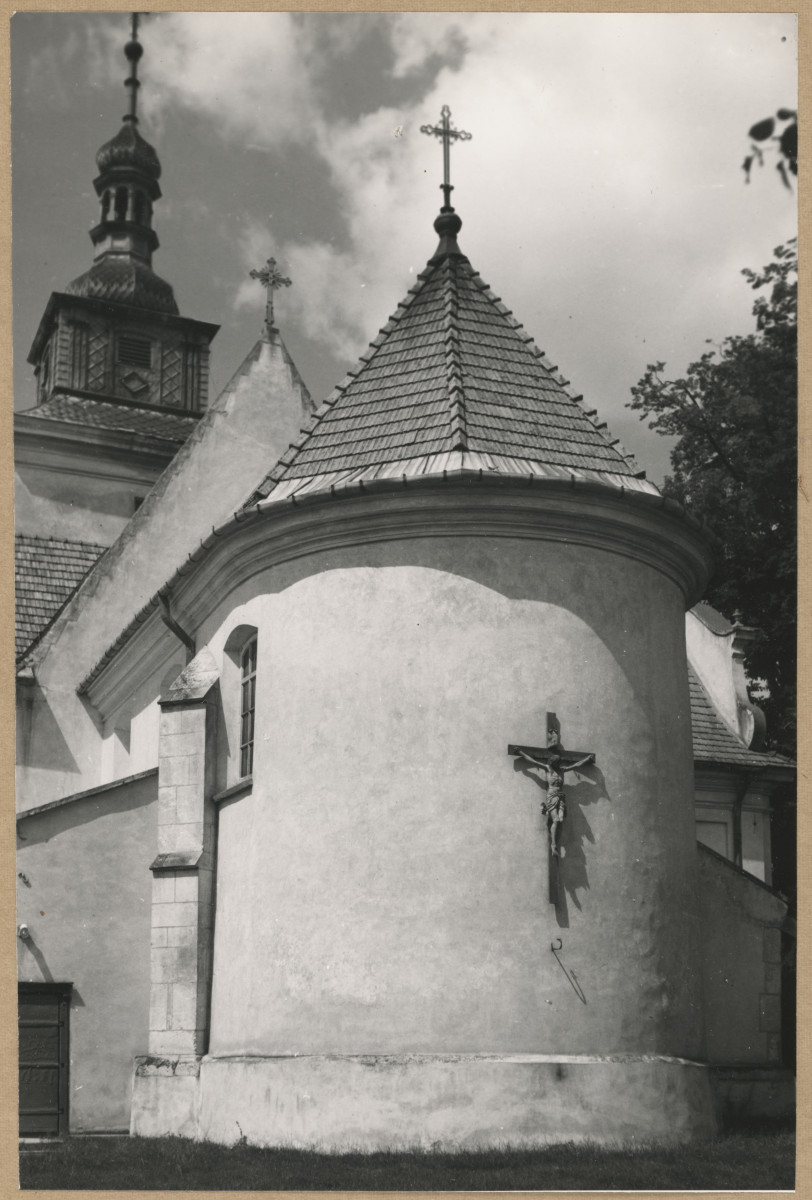 Kościół parafialny - widok na prezbiterium z zewnątrz, skan 1