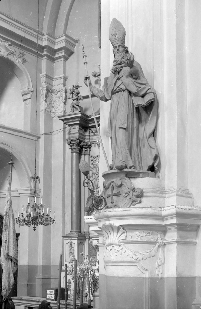 Bazylika mniejsza św. Anny - wnętrze: prawa nawa z figurą na cokole, jest to jeden z Doktorów KOścioła, skan 1