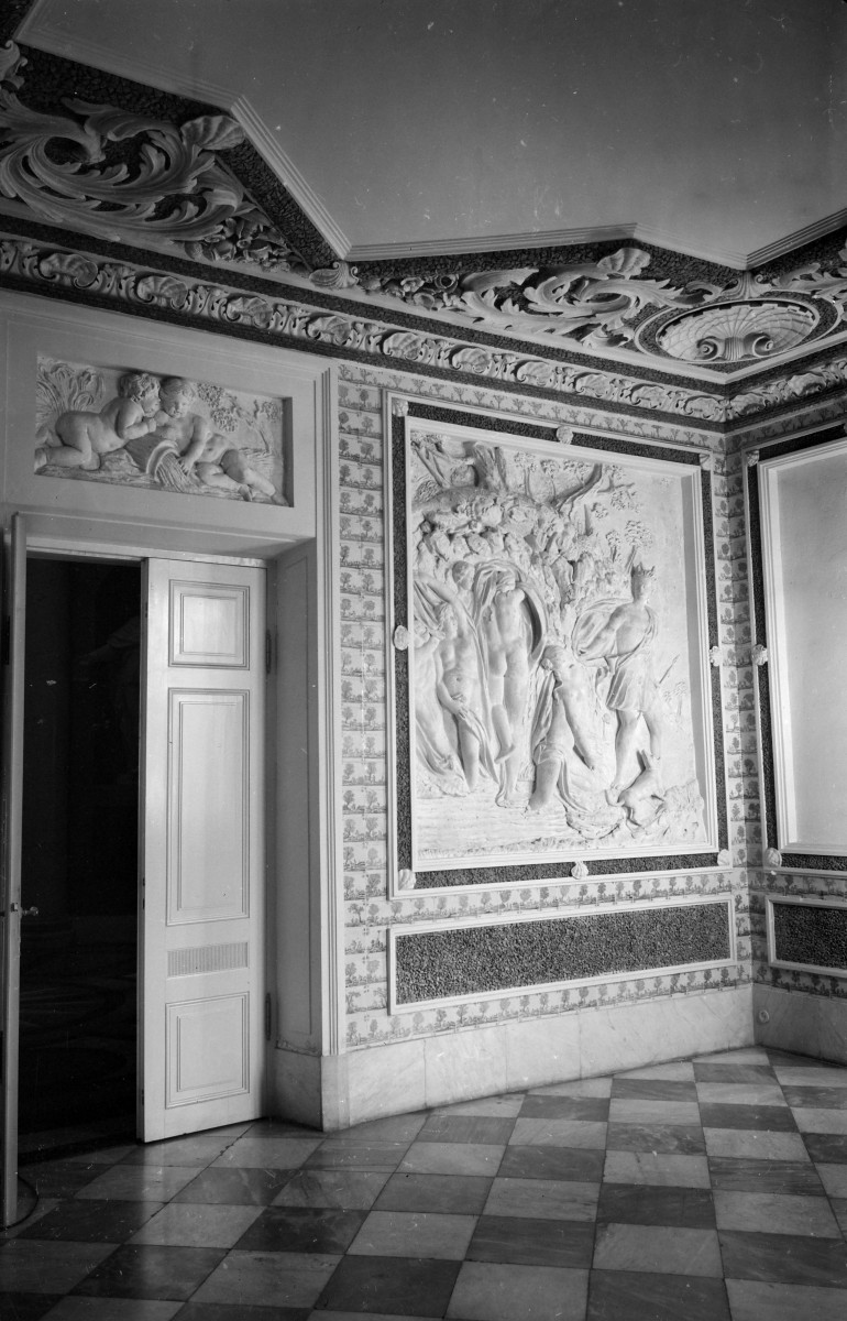 Łazienki Królewskie - pałac na wyspie - pokój kąpielowy, płaskorzeźba ze scenami Metamorfoz Owidiusza, skan 1