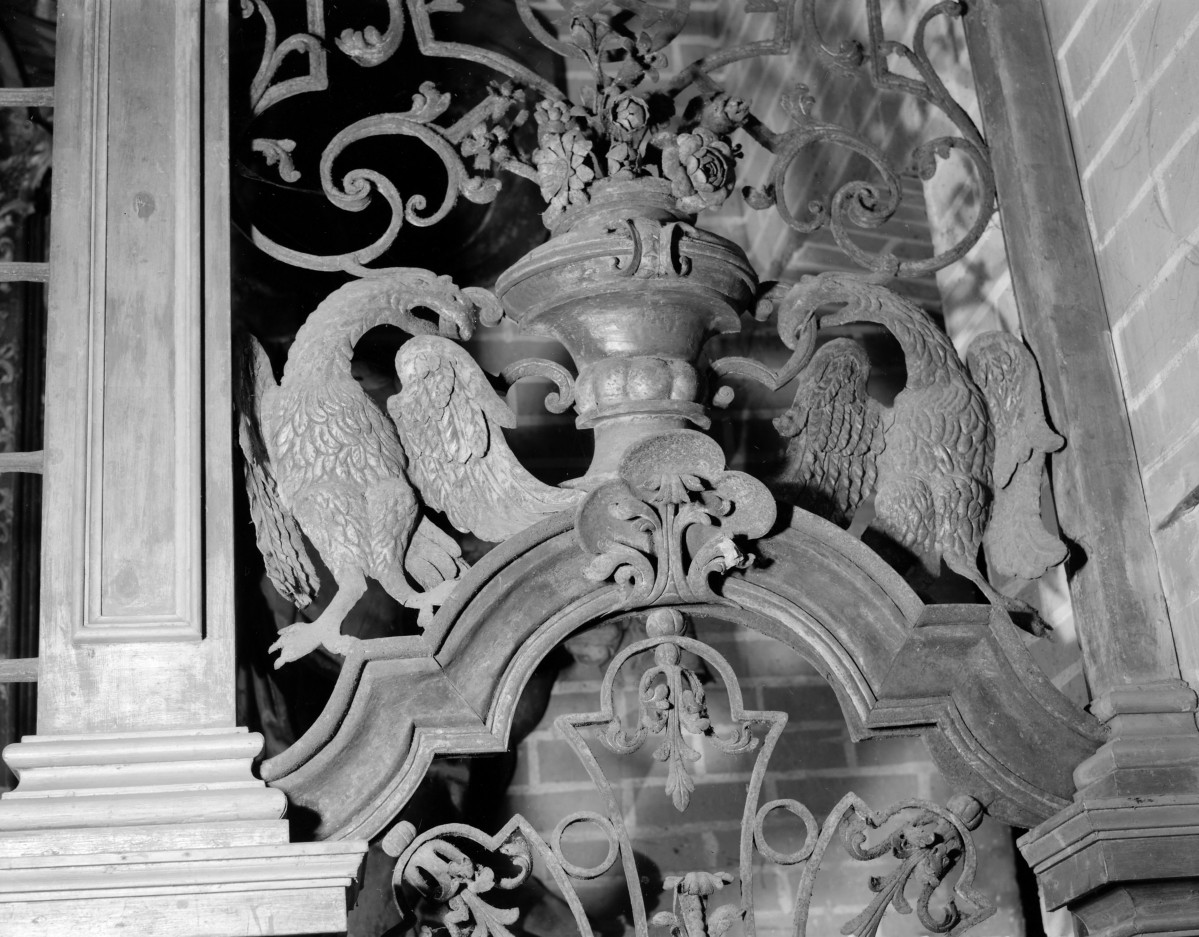 kościół, ob. parafialny pw. Wniebowzięcia Najświętszej Marii Panny - wnętrze: fragment kraty w kaplicy północnej, skan 1