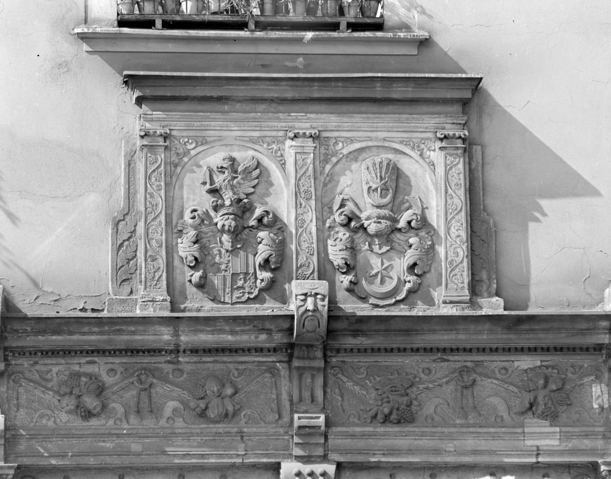 Rynek - kamienica "Pod Gryfami", elewacja frontowa, fragment portalu głównego, skan 1