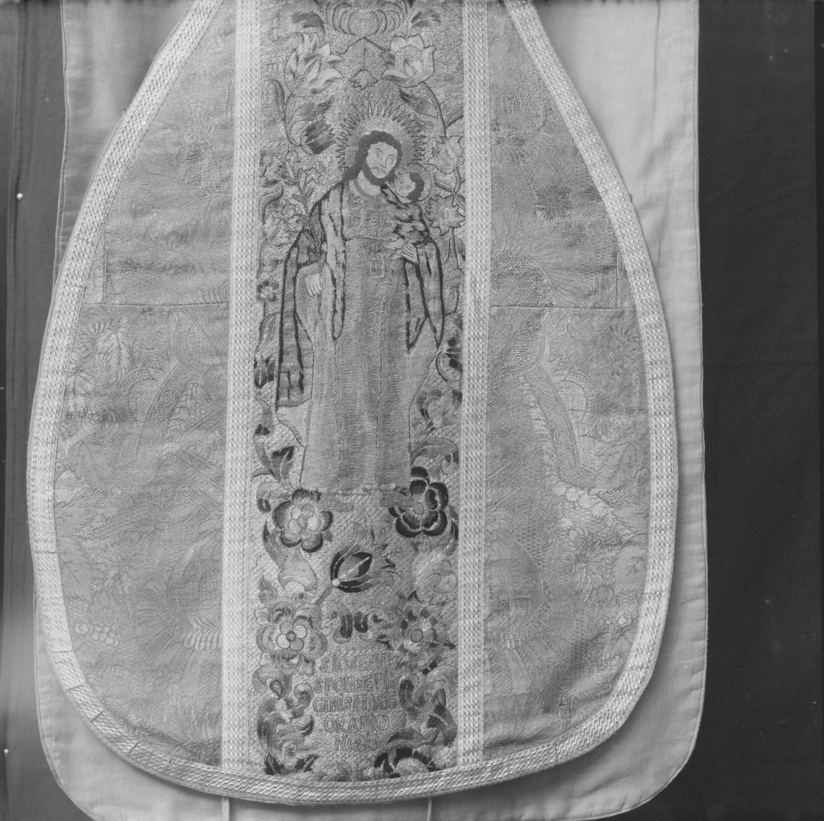 Skarbiec katedralny - Ornat. Francja ok. 1715-1720. Przód w kolumnie. Wizerunek św. Józefa z Dzieciątkiem oraz inskrypcja. Haft., skan 1