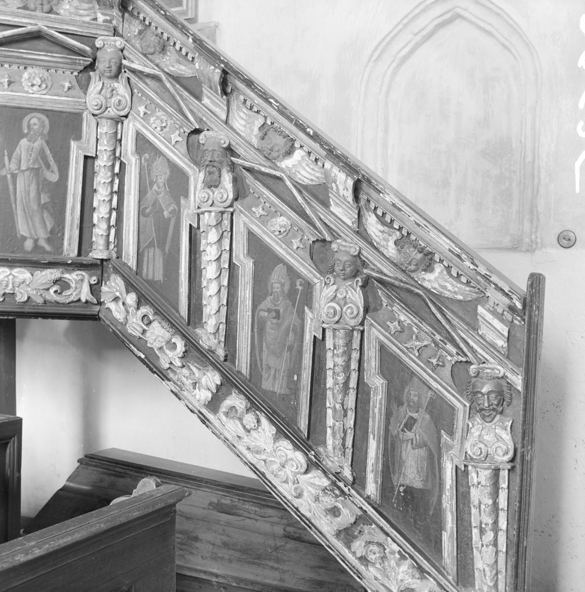 kościół parafialny pw. św.św. Kosmy i Damiana - wnętrze: ambona, balustrada schodów, skan 1
