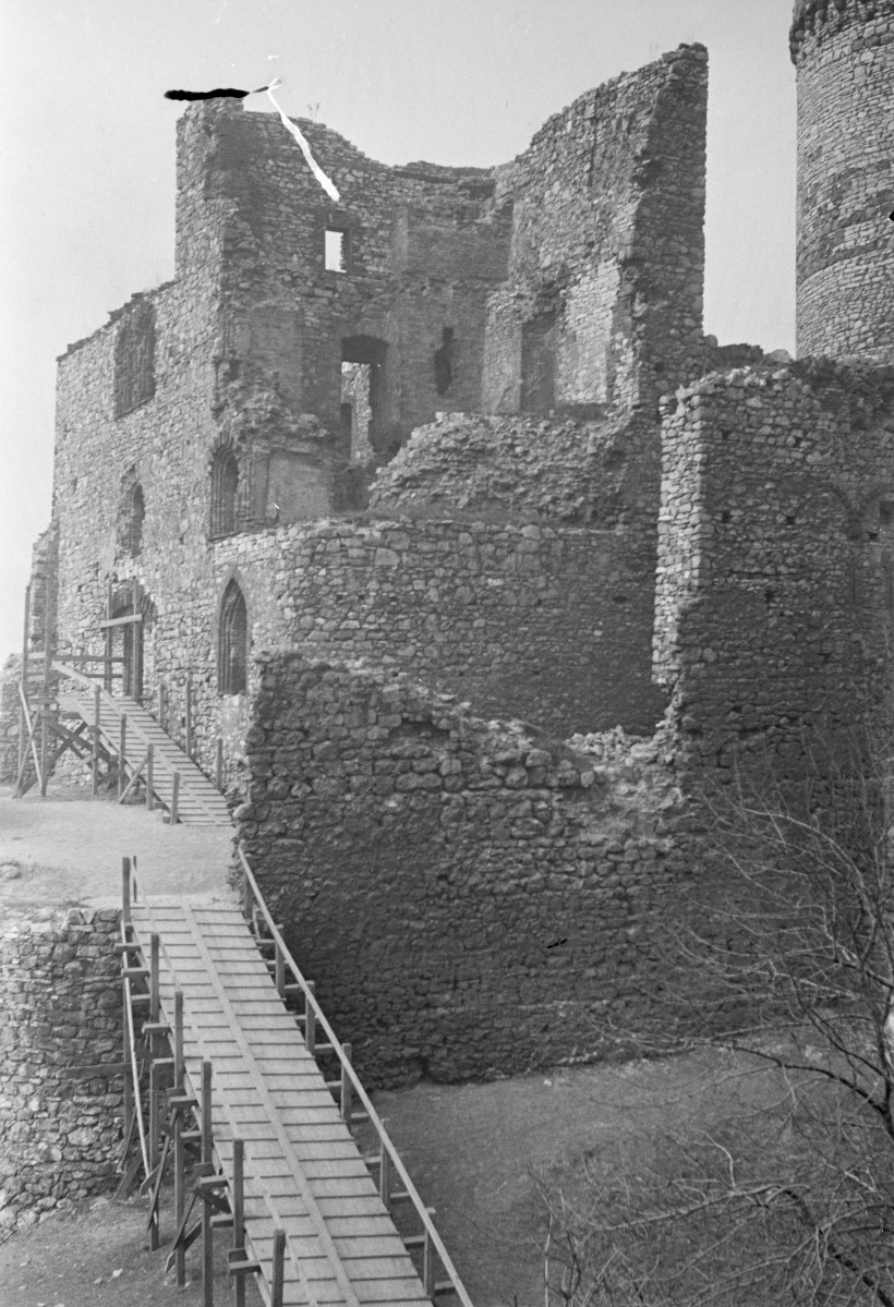 zamek - fragment murów, skan 1