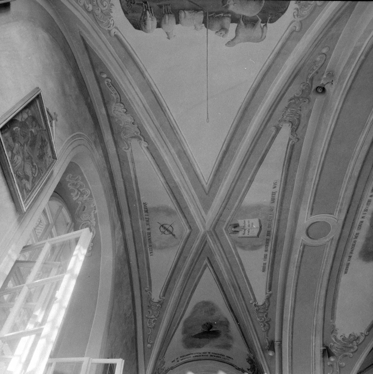 zespół klasztorny ss. Benedyktynek, kościół - chór zakonny, polichromia sklepienia z XIX w., skan 1